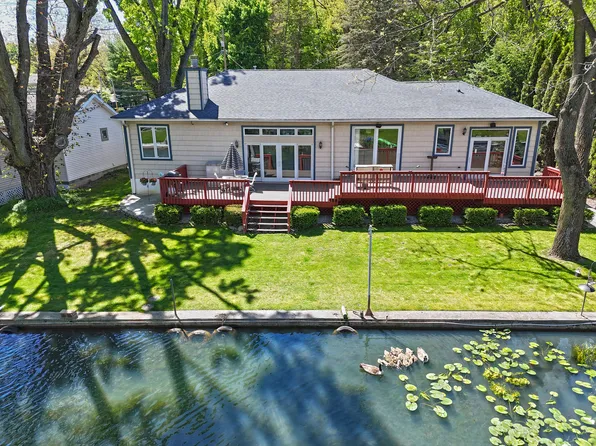 31886 W Lakeshore Dr, Dowagiac, MI 49047