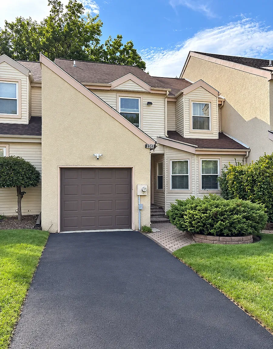 3 bed, 2.5 bath, 3449 sqft, $3,998 — Photo 1