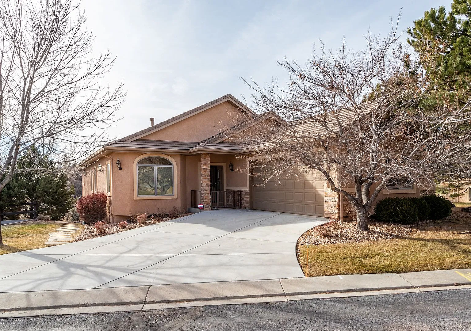 Stunning Rancher with Mountain Views!! — Photo 1