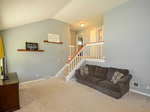 5th image of 3339 Glenmont Ln