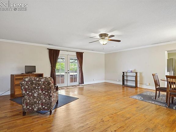 4th image of 112 E Missouri Ave