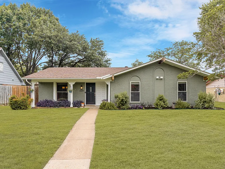 2609 Charter Oak Dr — Photo 1
