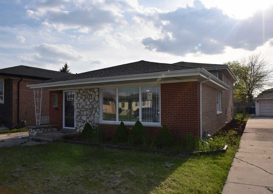 1st image of 352 Hoxie Ave