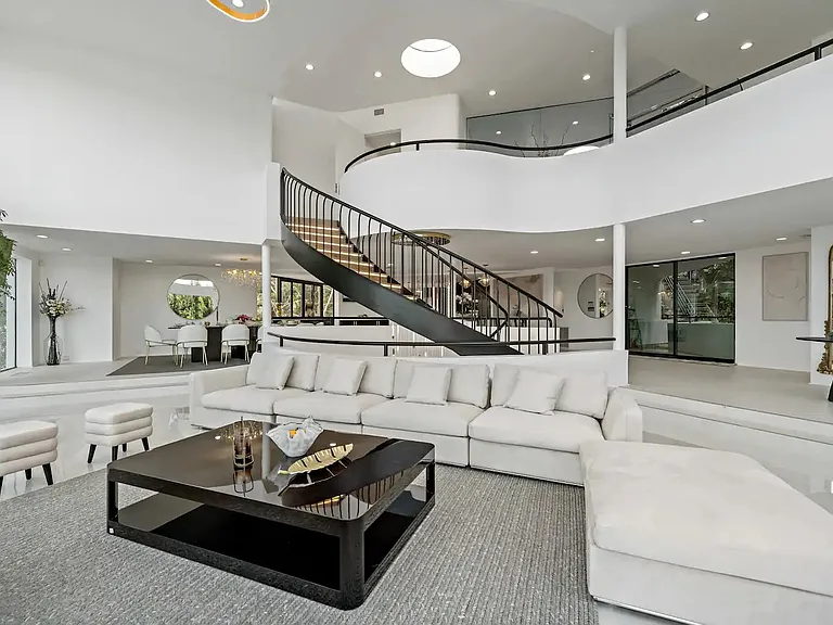 15105 Mulholland Dr — Photo 31