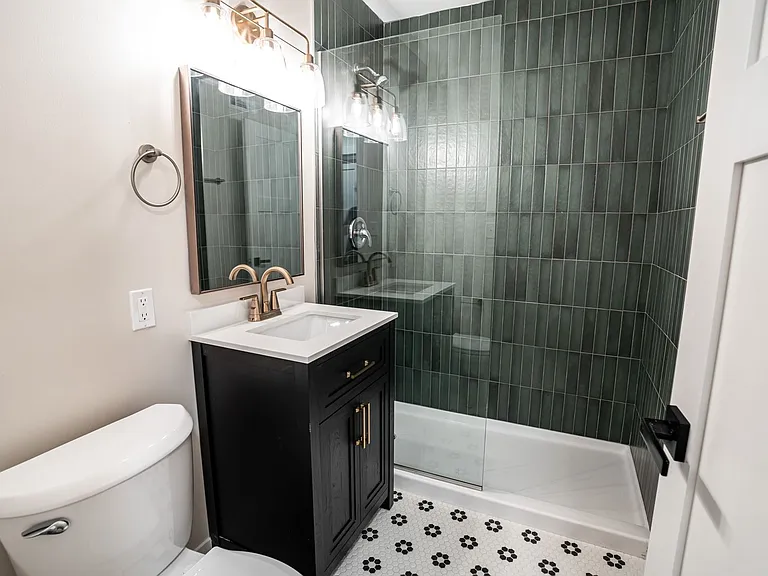 2600 E Kenwood Blvd — Photo 41