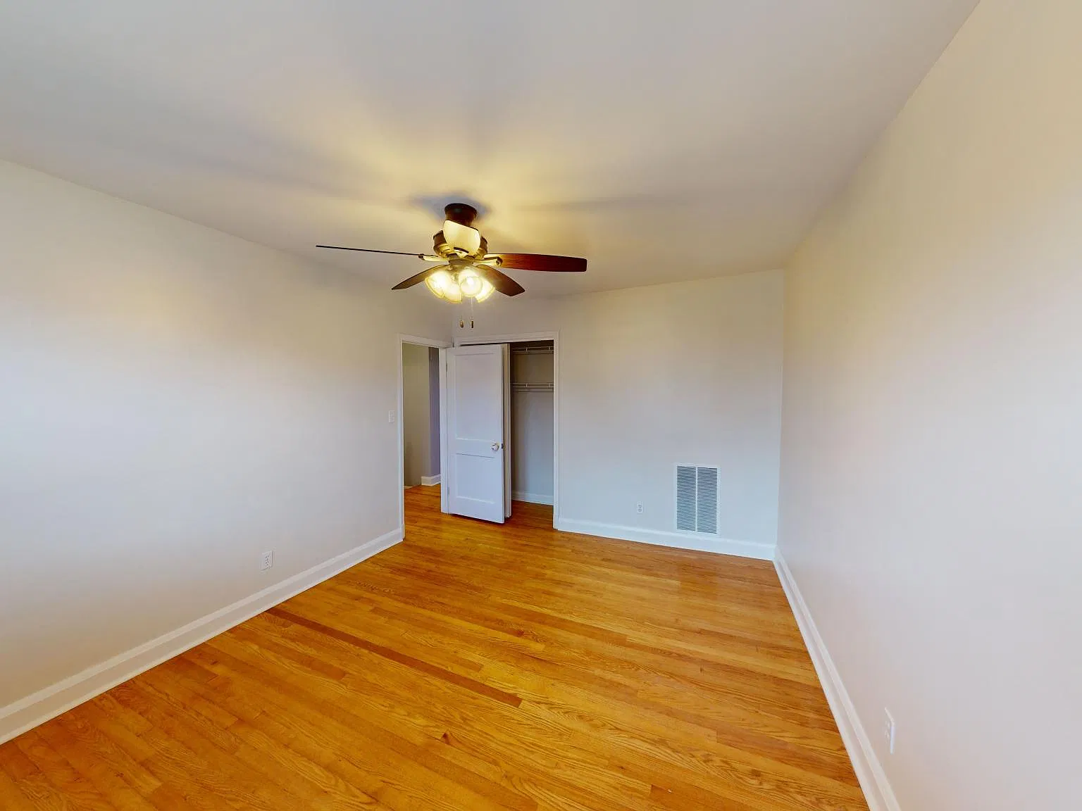3 bed, 1.5 bath, 1900 sqft, $2,200 — Photo 2