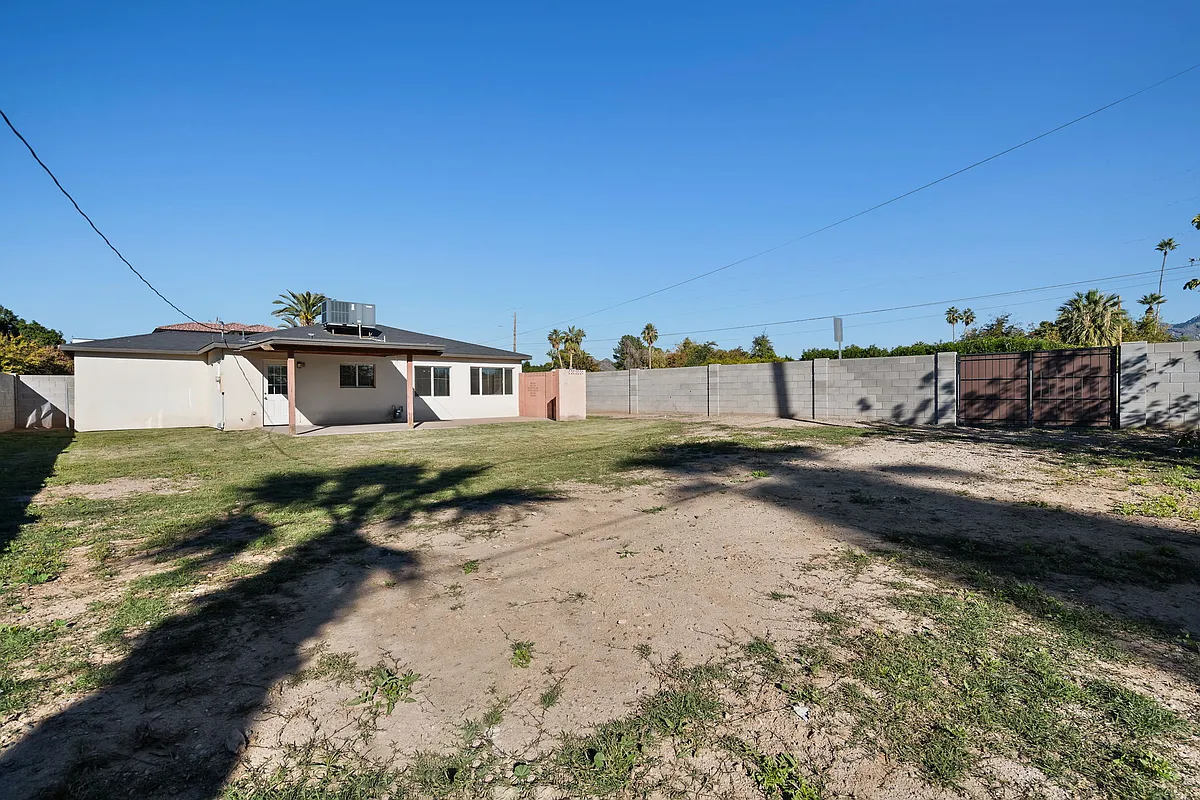 Building Photo - 547 E Belmont Ave