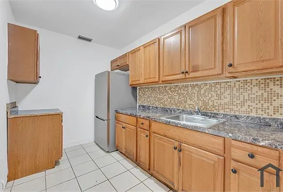 830 NW 30th Ct — Photo 4