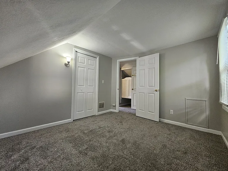 542 Broadway St E — Photo 13
