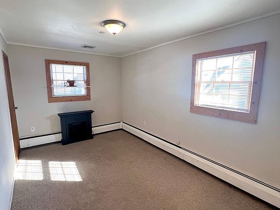 3rd image of 829 Arctic St Floor 1