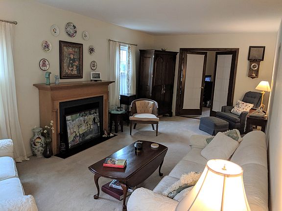 livingroom (mock fireplace)