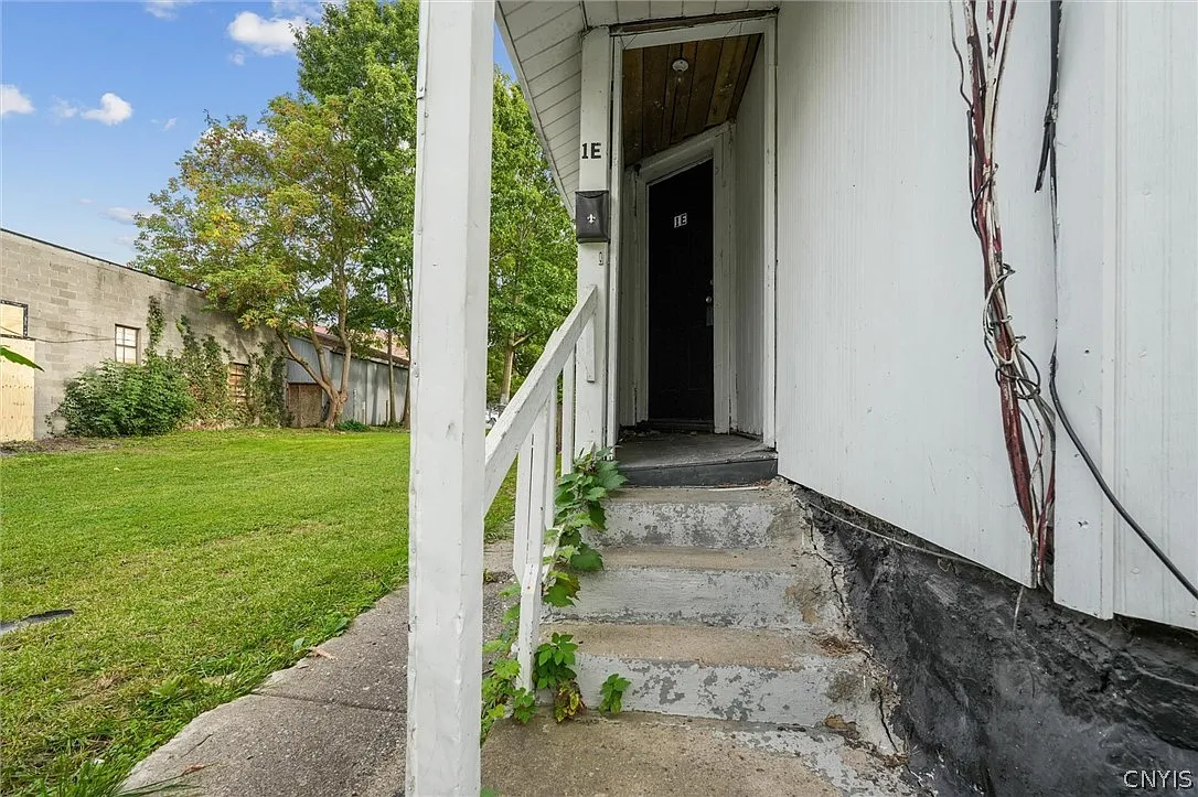 3 bed, 1.0 bath, 817 sqft, $1,400 — Photo 3