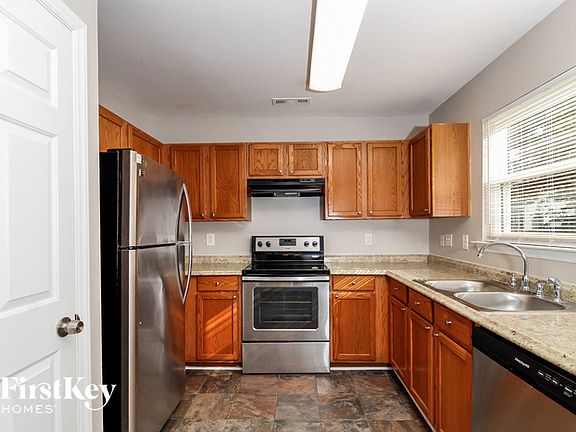 4th image of 819 Blazingwood Dr