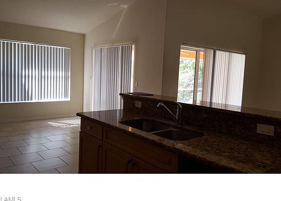 4th image of 838 Carbon St E