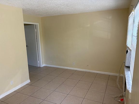 2nd image of 905 19th St APT 3