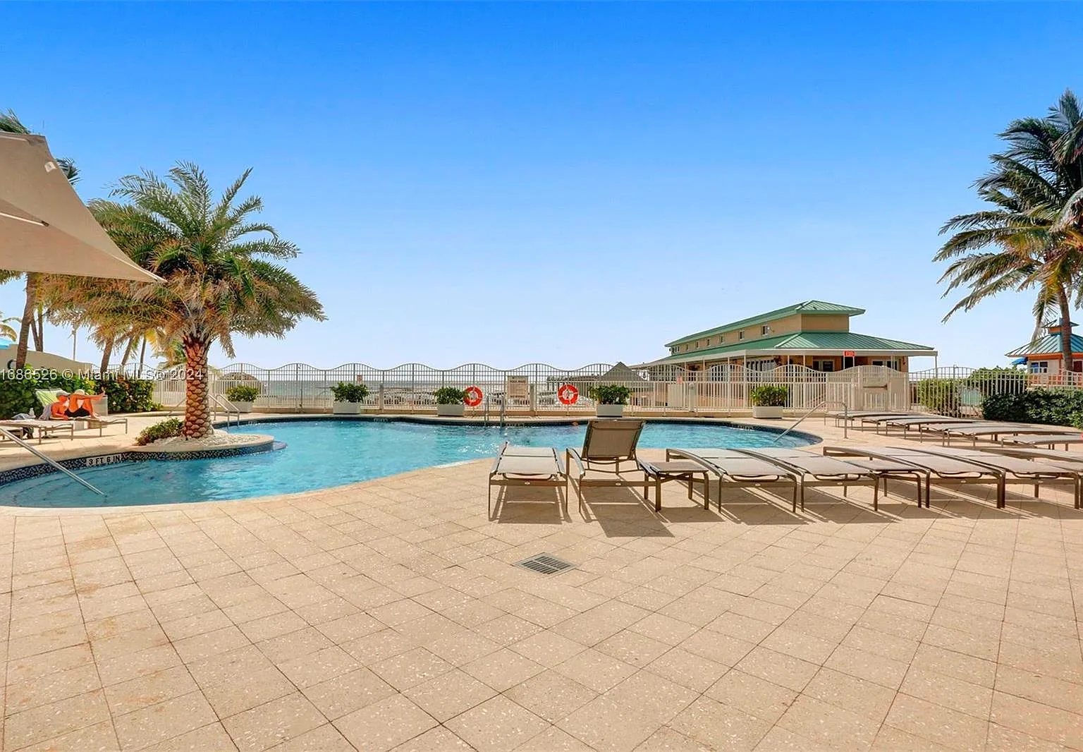 La Perla Condo — Photo 3