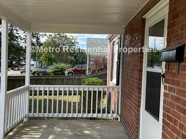 1014 Nelson St — Photo 3