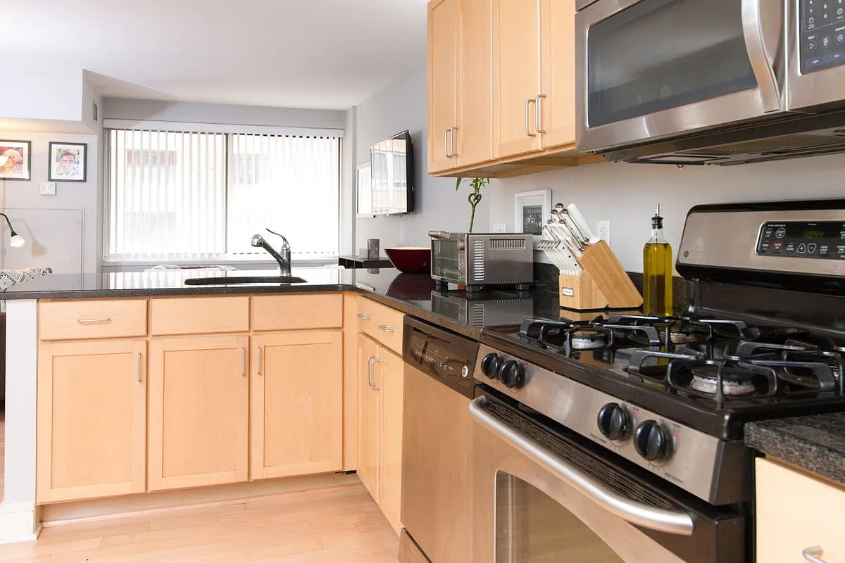 1 bed, 1.0 bath, 581 sqft, $2,050 — Photo 2