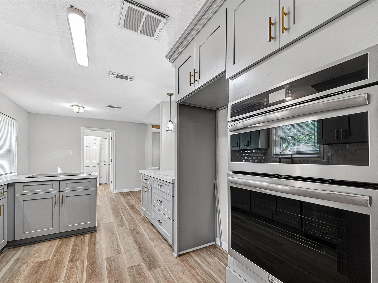 4 bed, 2.5 bath, 2157 sqft, $1,950 — Photo 2