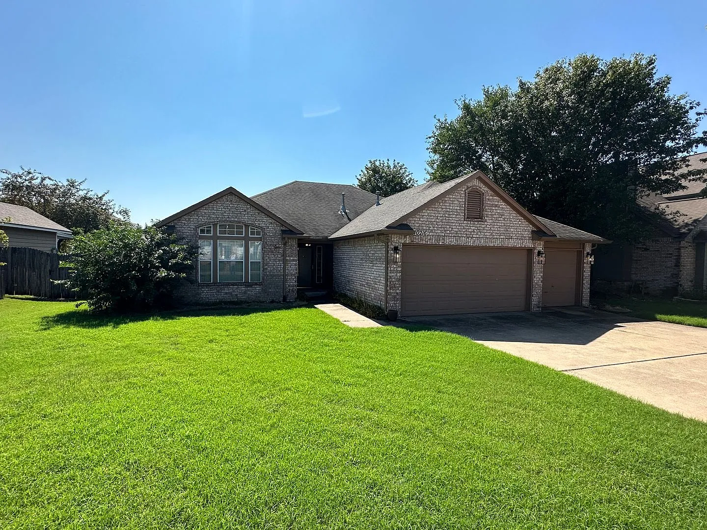 Bixby Schools - 4 Bedroom Or 3 Bedroom With Office And 3 Car Garage. — Photo 1