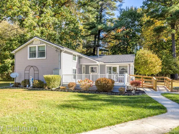 7106 Trumble Rd, Saint Clair, MI 48079