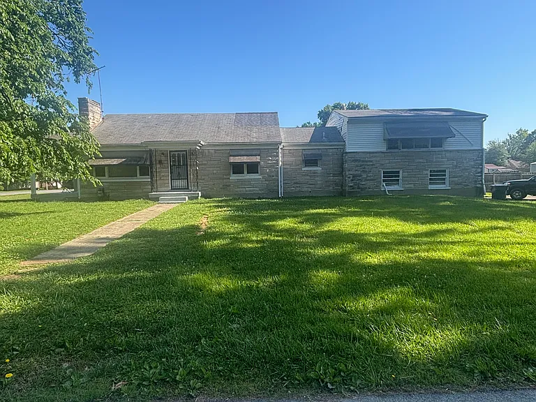 2111 E East Ln — Photo 4