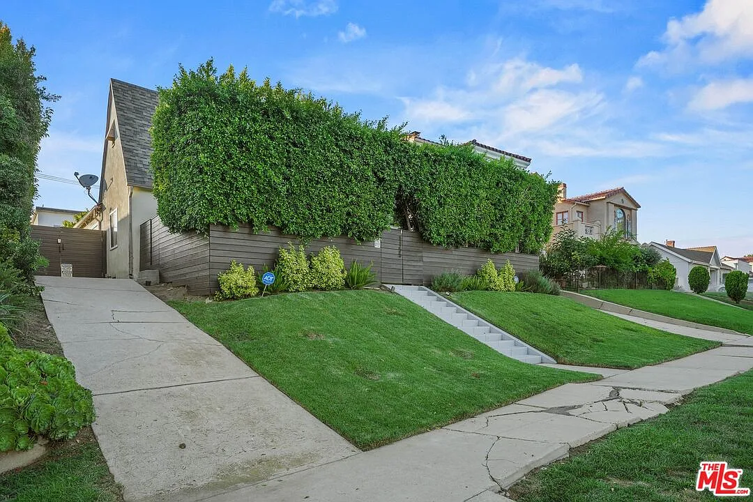 4 bed, 4.0 bath, 2802 sqft, $9,495 — Photo 2