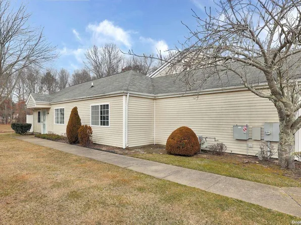 160 Gothic Circle #160, Manorville, NY 11949