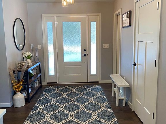 Spacious entryway and closet