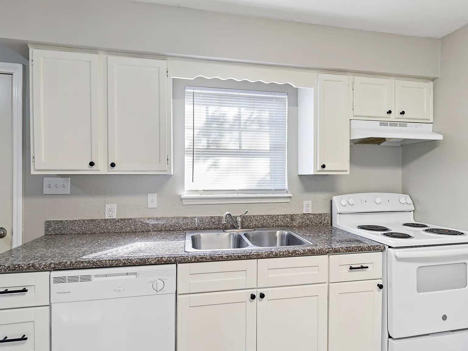 2 bed, 1.5 bath, 1000 sqft, $1,250 — Photo 3