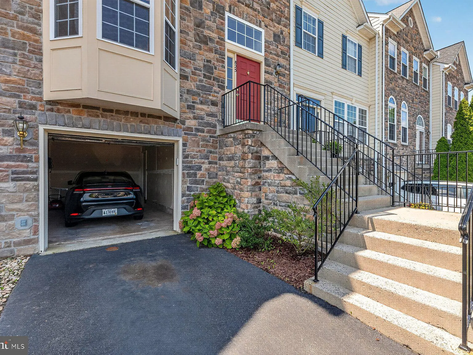 3 bed, 3.5 bath, 3044 sqft, $3,100 — Photo 2