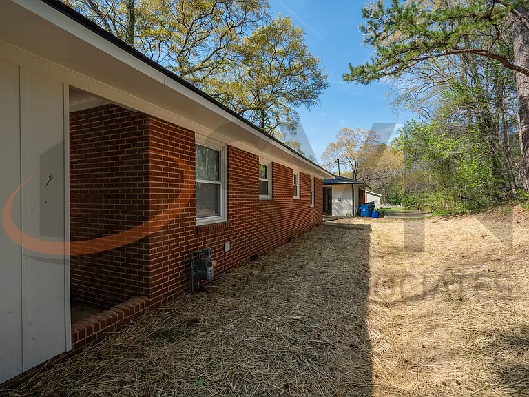 2911 Beechwood Dr — Photo 3