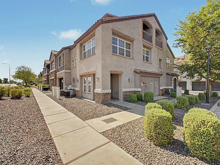 2233 E Huntington Dr — Photo 1