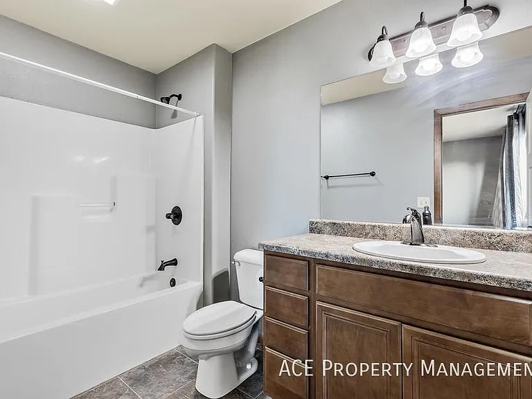 3119 New England St — Photo 8