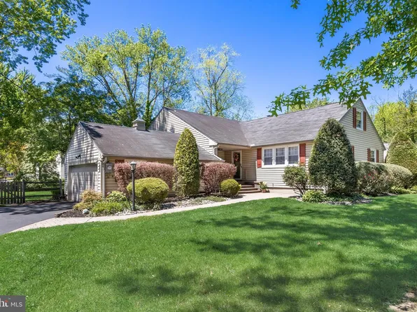 420 Toll House Ln, Moorestown, NJ 08057