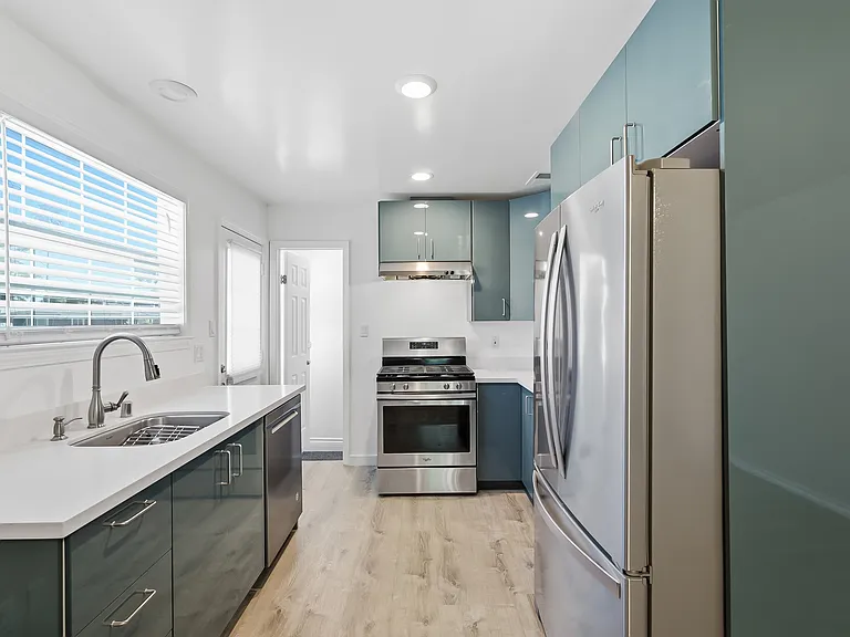 1162 Davis St — Photo 12