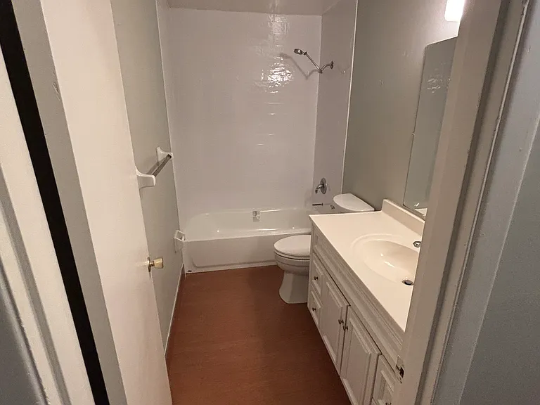 Upstairs Full Bathroom
Approx. 9'x5'