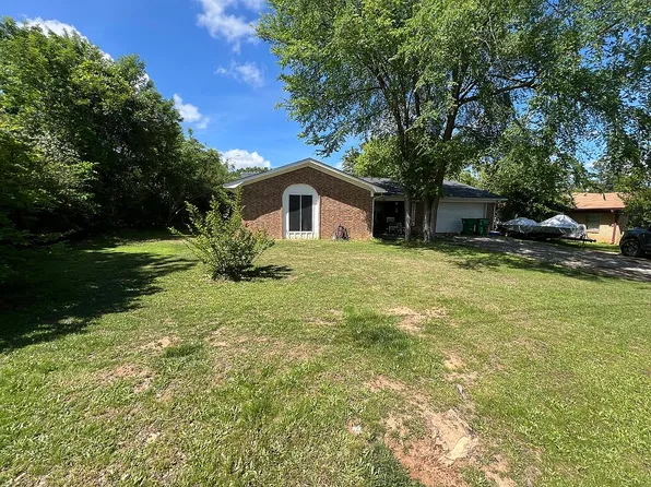 105 Oak Hill Dr, Palestine, TX 75803