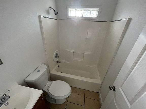 3rd image of 994 SE 14th St APT 3