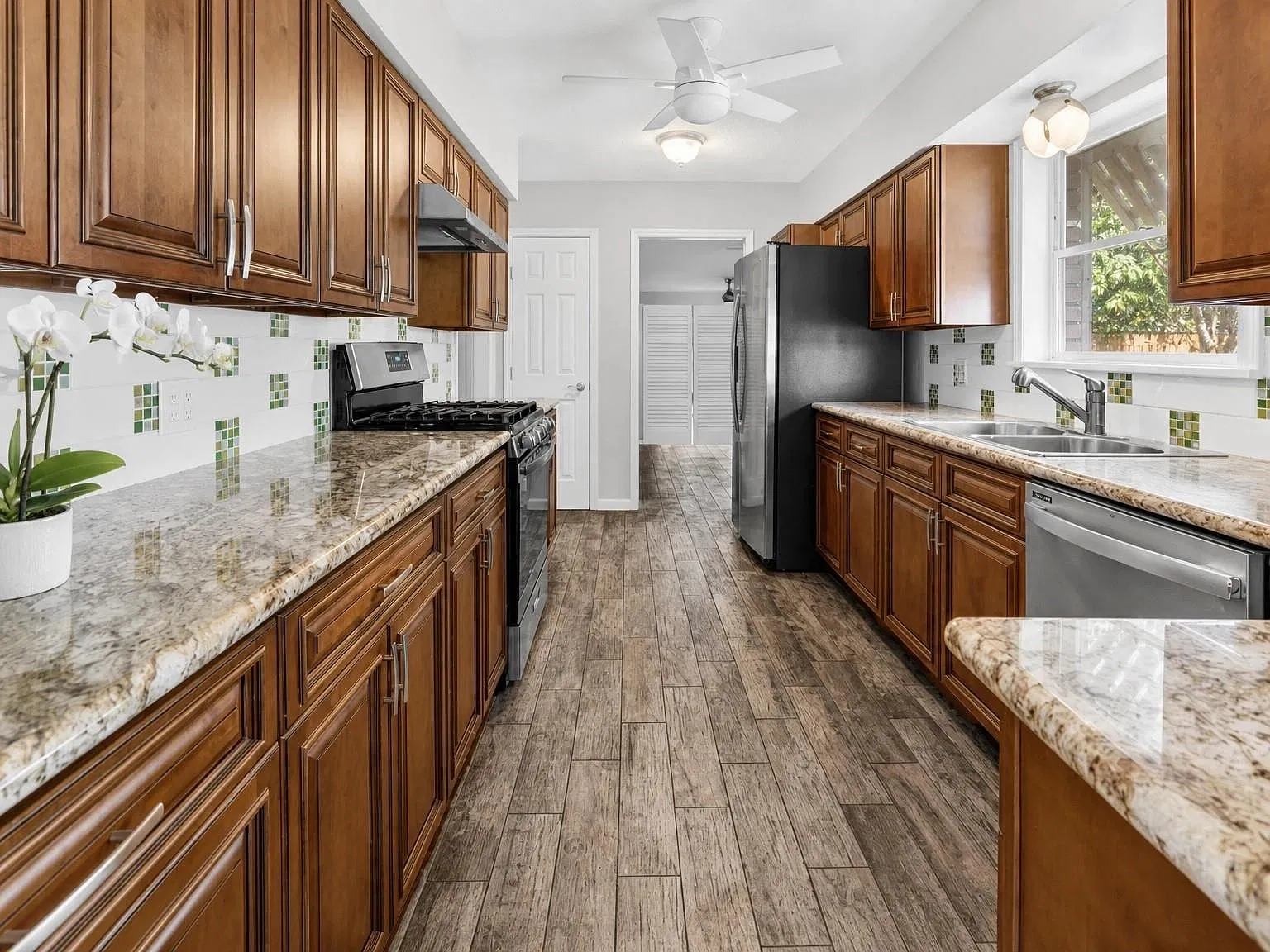3 bed, 3.0 bath, 2234 sqft, $3,295 — Photo 4