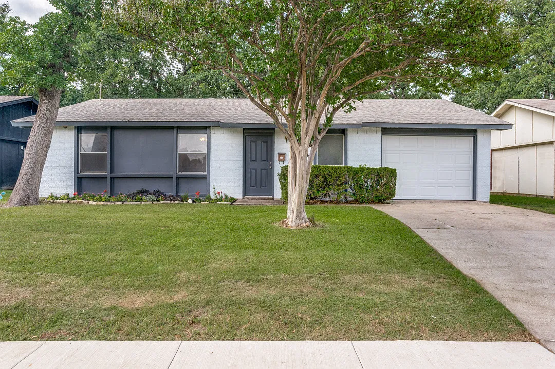 3 bed, 1283 sqft, $2,300 — Photo 1