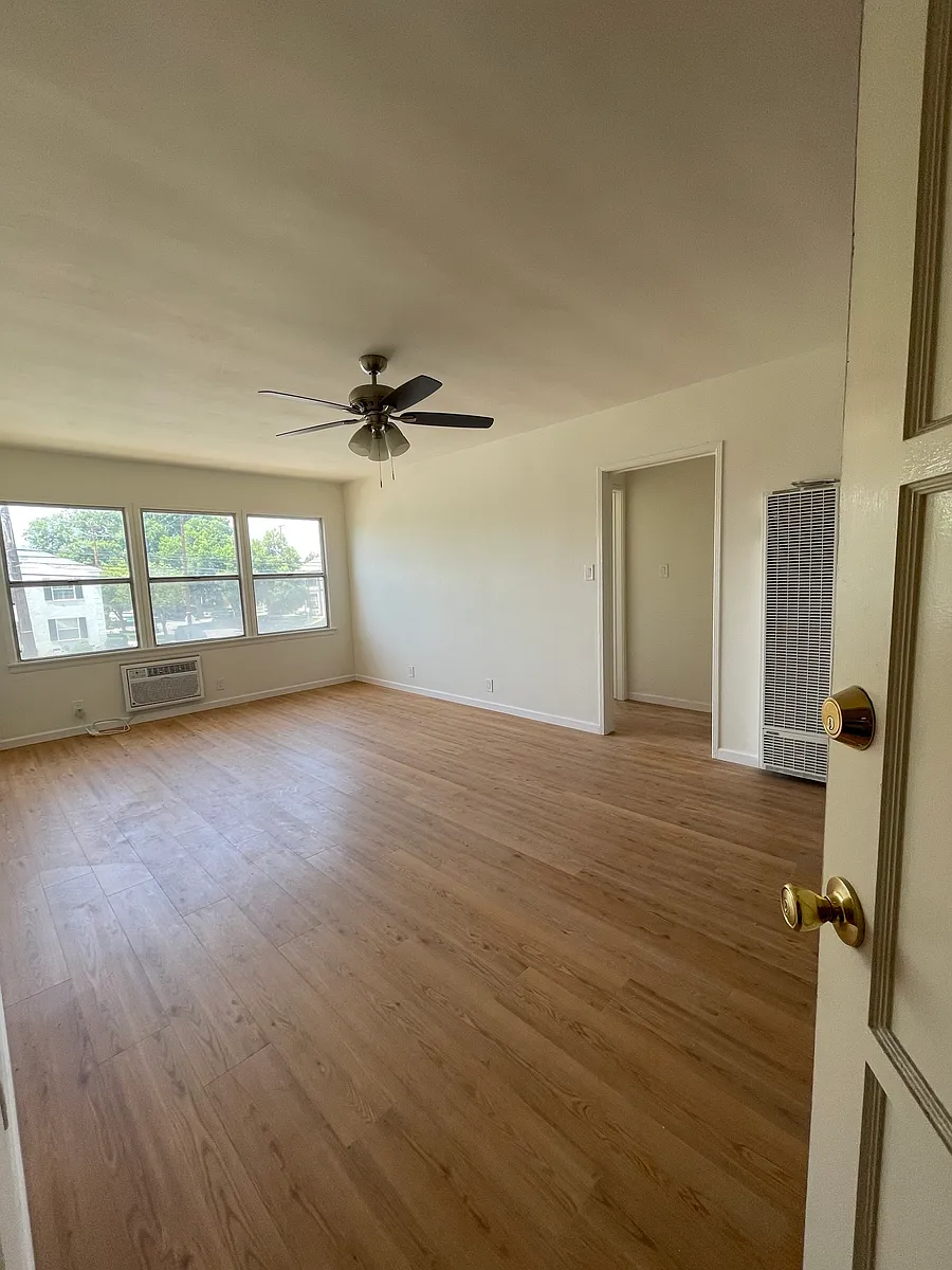 Building Photo - 1500 W Alameda Ave #1/2