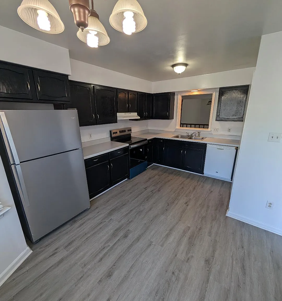 3 bed, 2.5 bath, 1496 sqft, $2,100 — Photo 3
