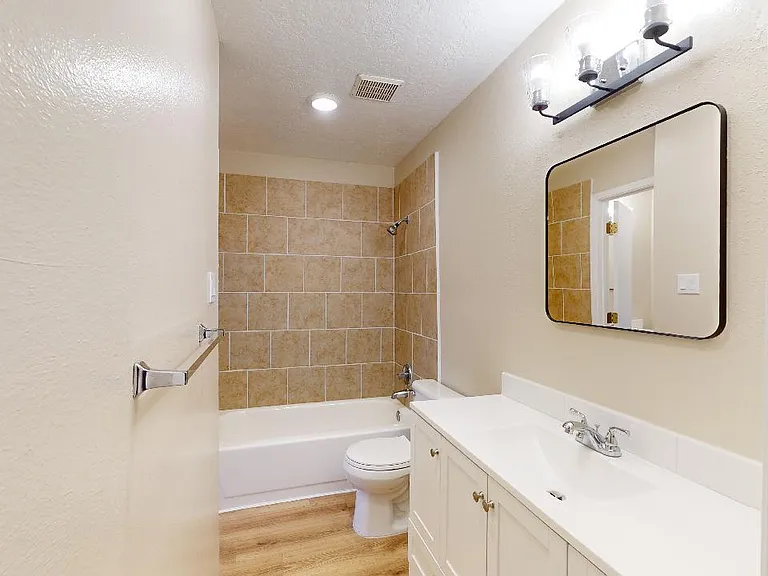 1855 Girard Blvd NE — Photo 49