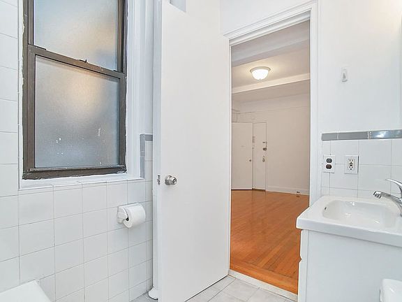 4th image of 135 E 50th St APT 4D