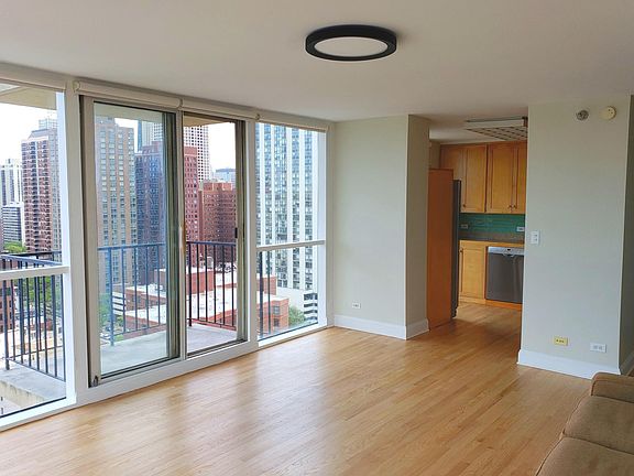 5th image of 1212 N Lasalle St #2102