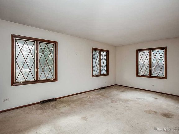 3rd image of 22W216 Glen Valley Dr