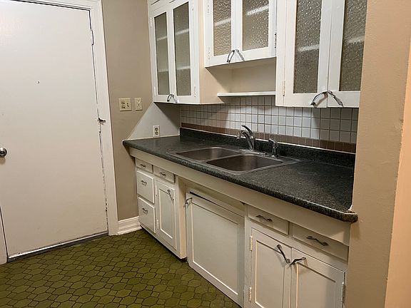 4th image of 2422 W Park Pl #2