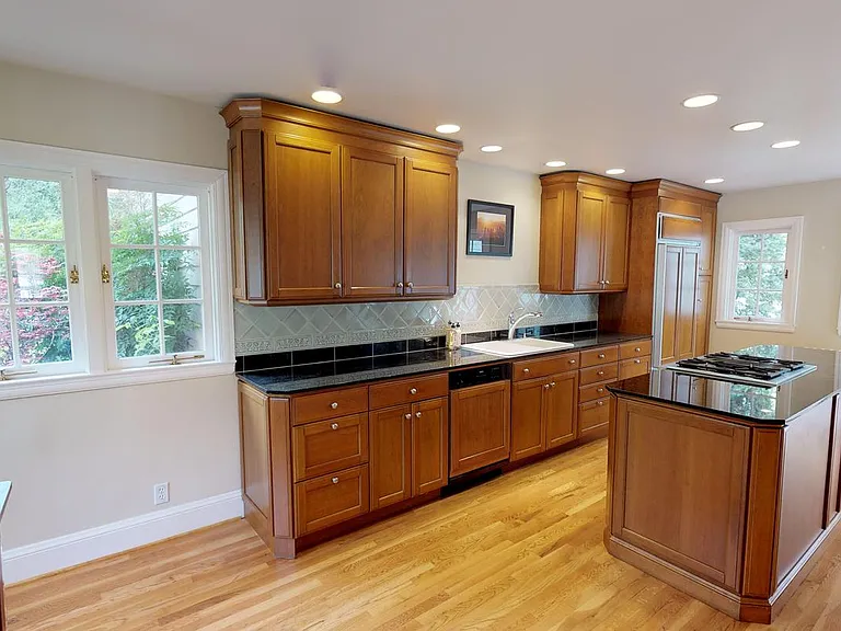 2371 SW Montgomery Dr — Photo 17