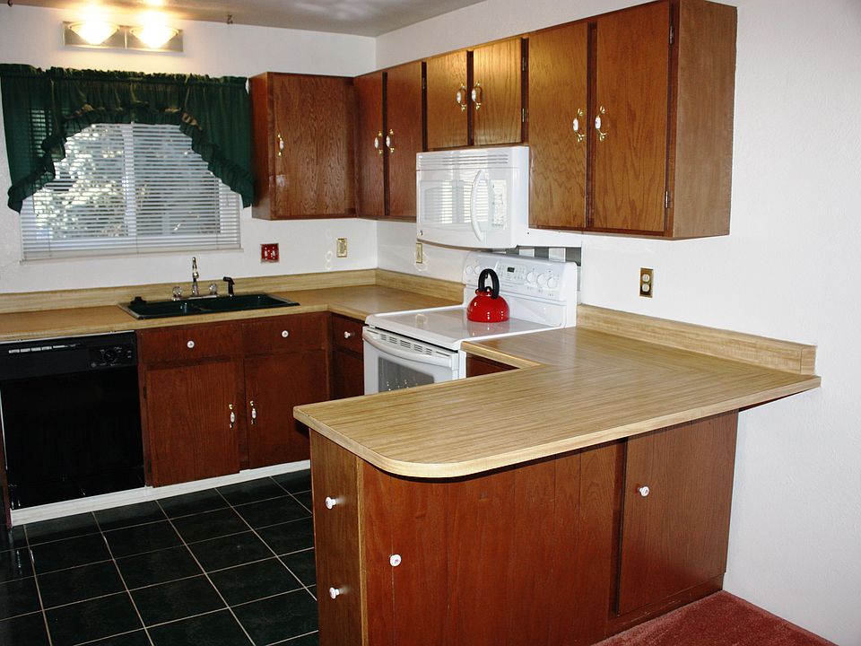 Spacious kitchen with breakfast bar